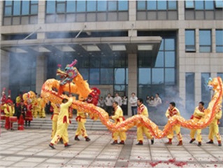 公司舉行新年升旗儀式和賀新春龍獅鼓節(jié)目表演活動